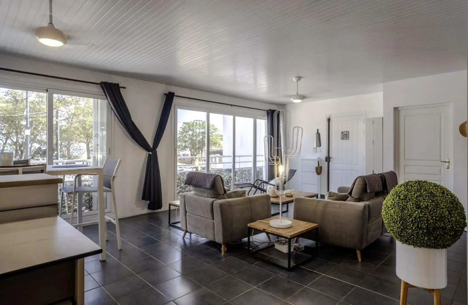 Face A La Plage Avec Parking Securise Appartement De Luxe Ou Suite Privee Avec Coin Petit Dej Selon Disponibilite Le Diamant Homestay